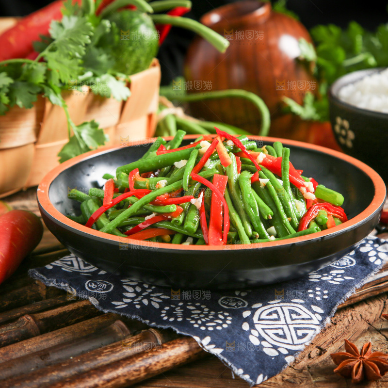 盘子里装着豇豆炒辣椒