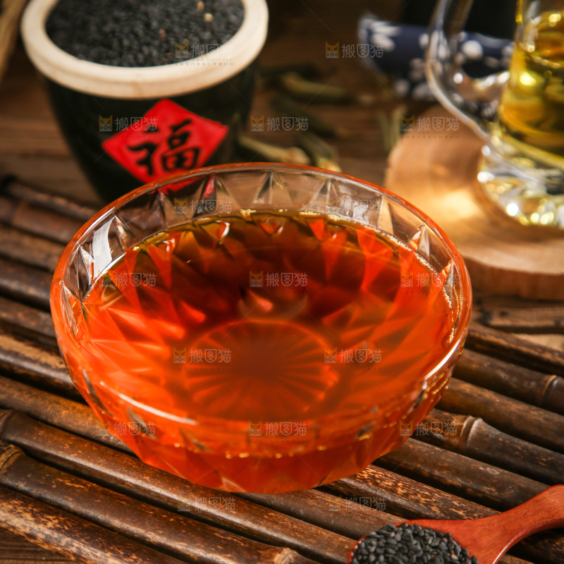 碟子里的料酒