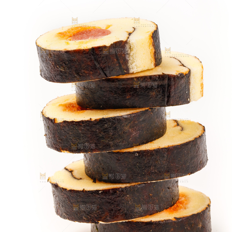 白底上放着海苔蛋糕卷