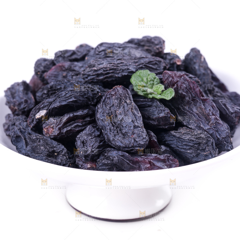 白底上的新疆葡萄干