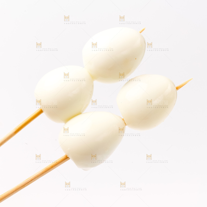 白底上的鹌鹑蛋串