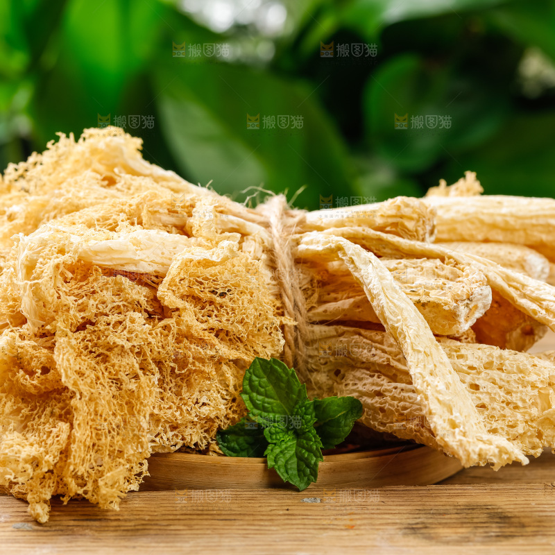 一盘干竹荪放在木底上