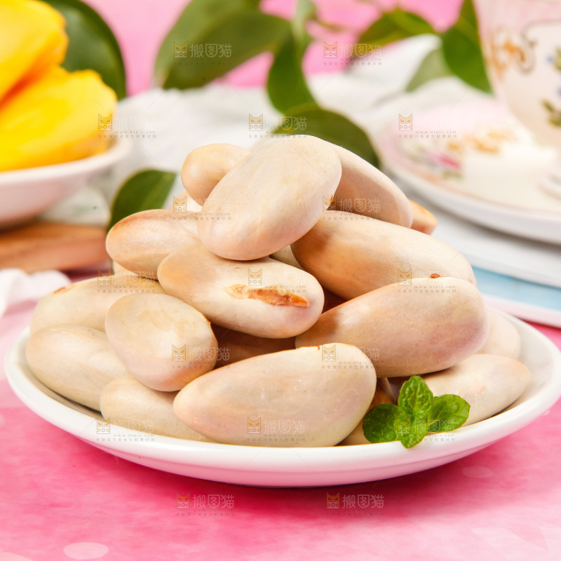 盘子里装着菠萝蜜籽
