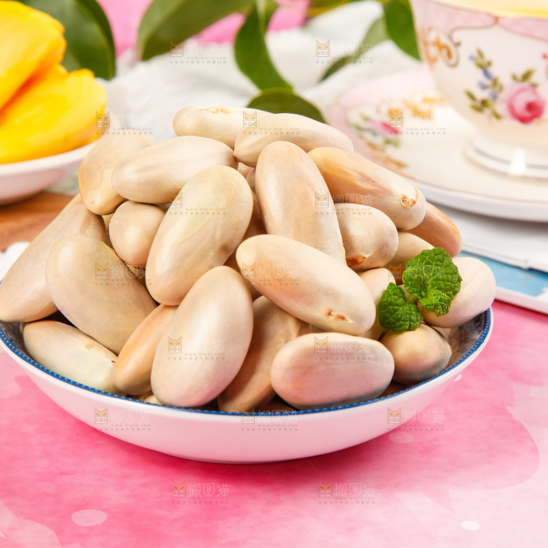 盘子里装着菠萝蜜籽