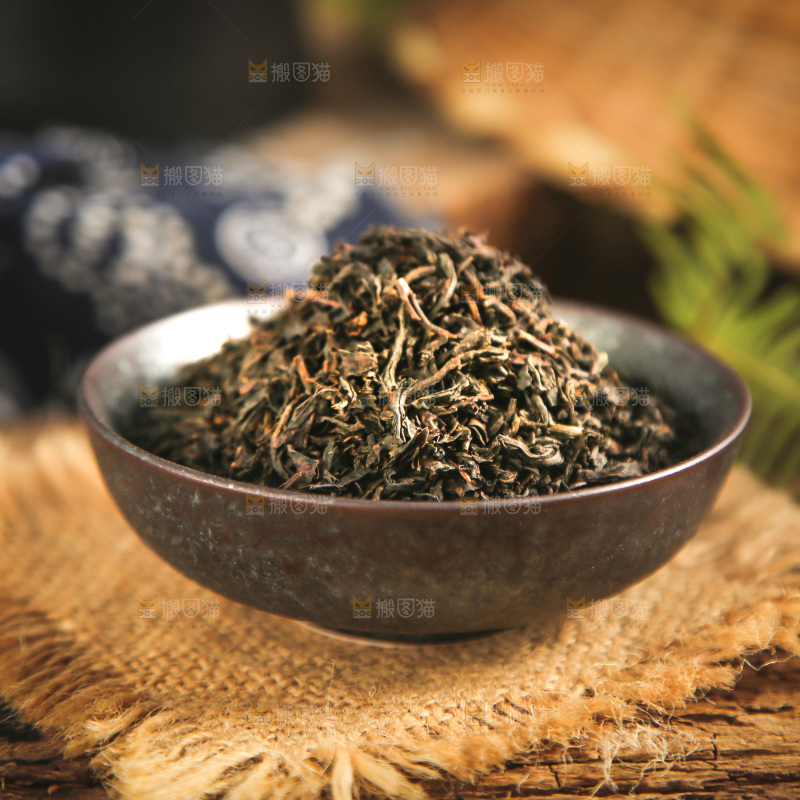 碟子里装着茶叶