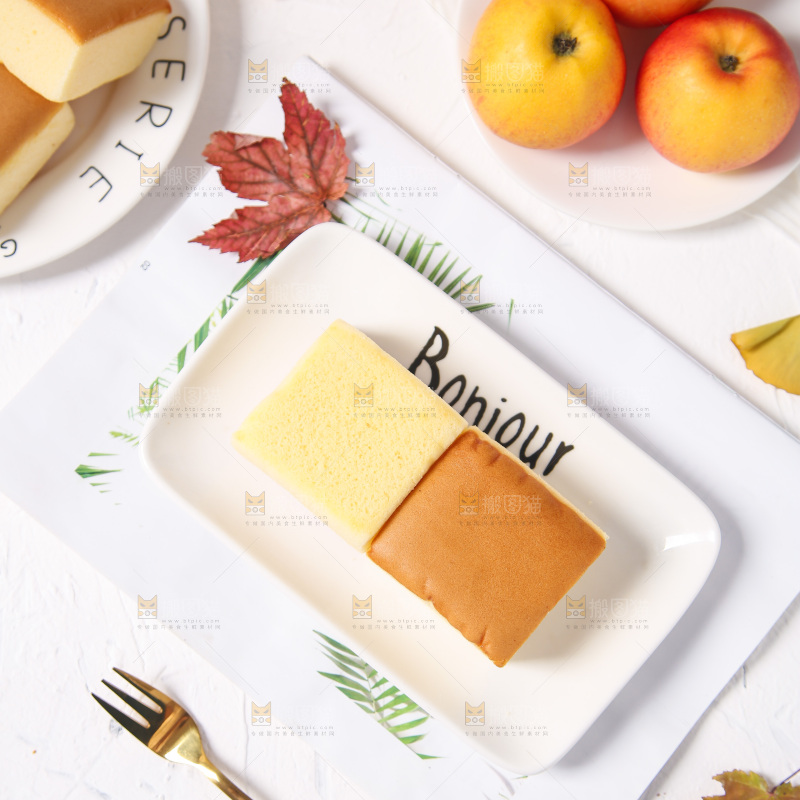 盘子里装着小蛋糕