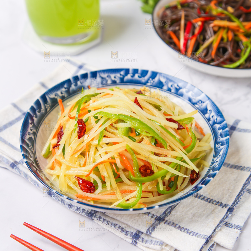 盘子里装着炒土豆丝