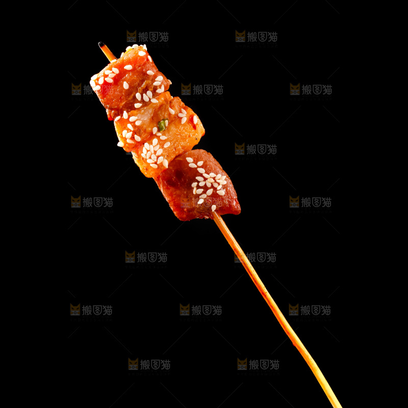 黑底上的肉串