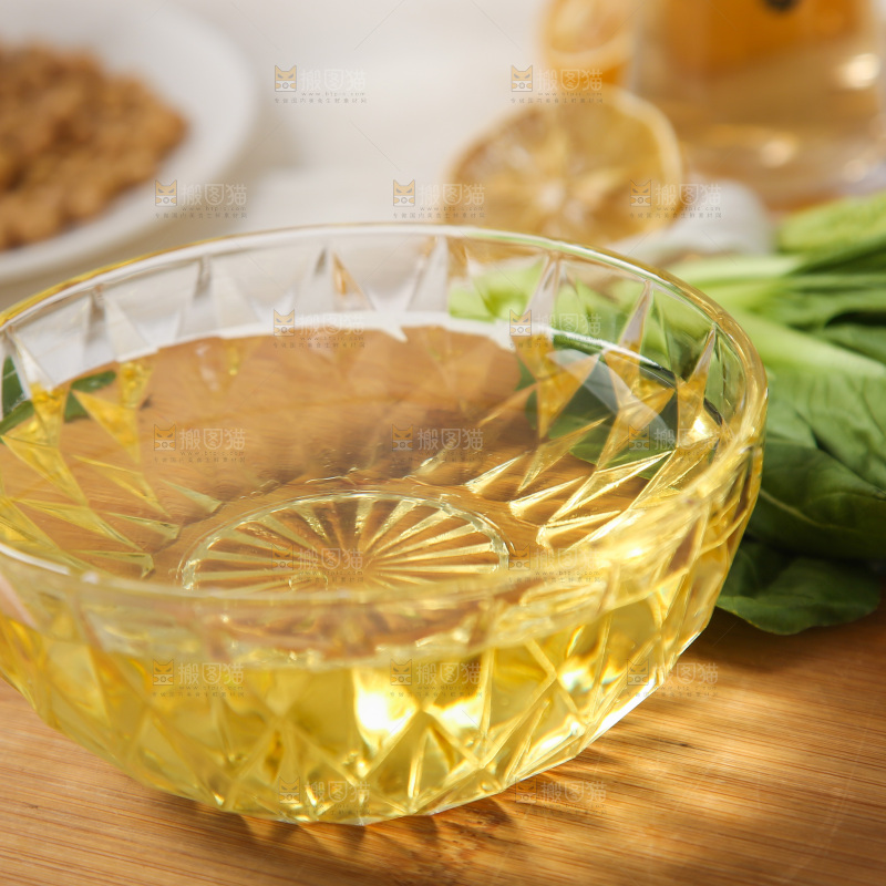 碗里装着食用油