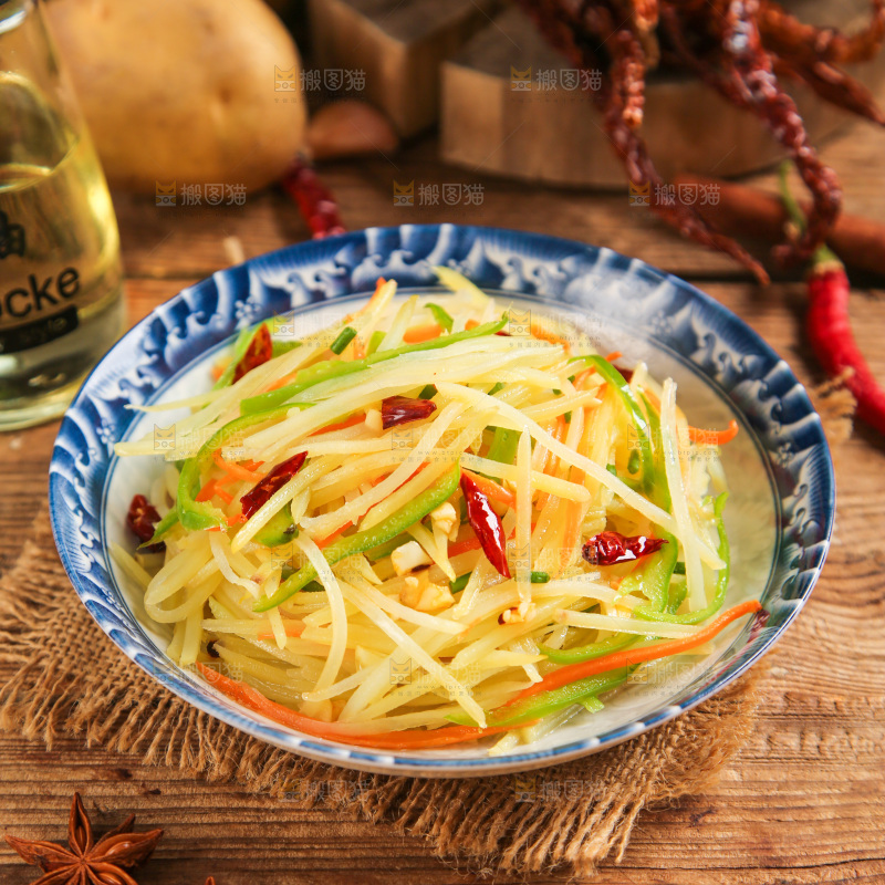 盘子里装着炒土豆丝