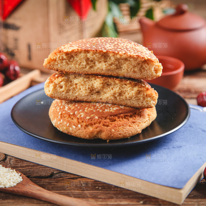 一盘芝麻酥饼放在木底上