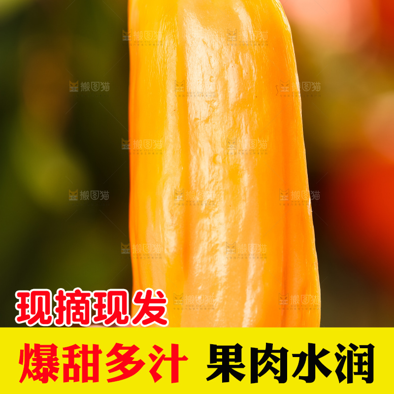 手里拿着新鲜菠萝蜜