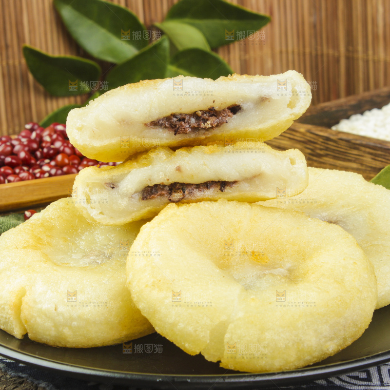 盘子里装红豆夹心糍粑