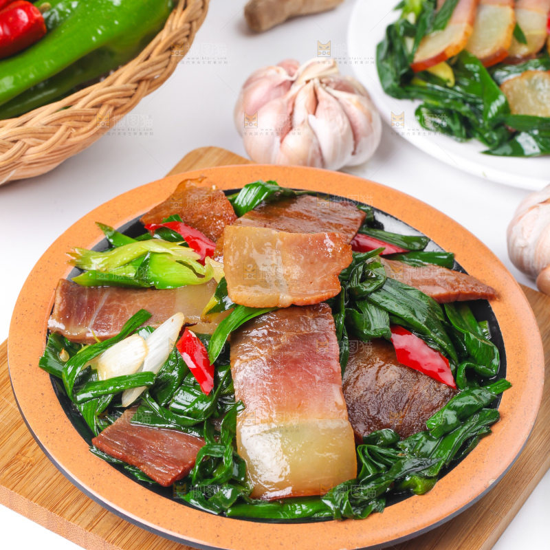 盘子里装着腊肉炒蒜苗