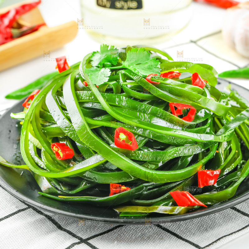 盘子里的凉拌海带丝