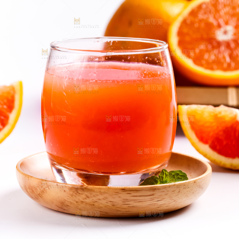 杯子里装着橙子汁