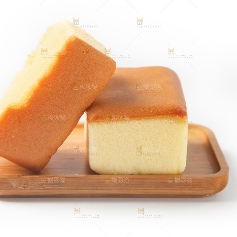 白底上放着小蛋糕