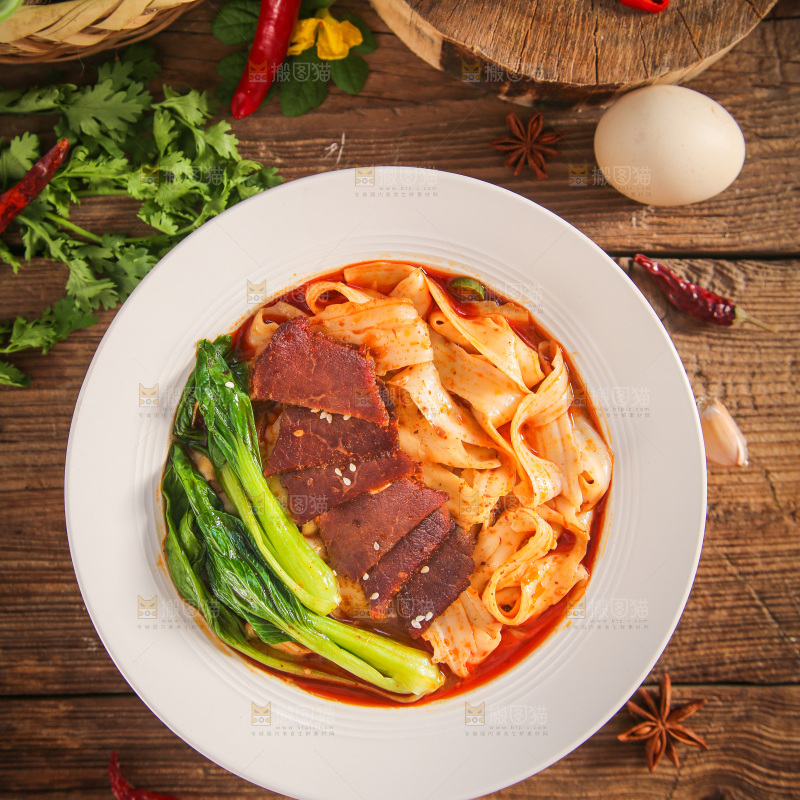 碗里的牛肉刀削面
