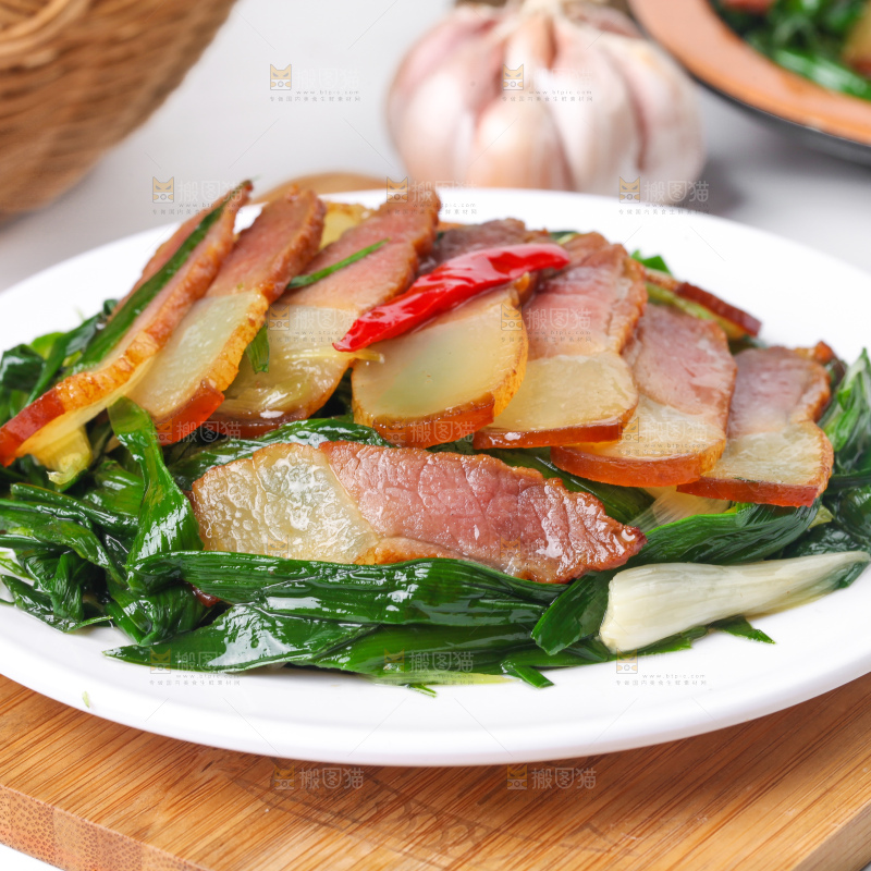 盘子里装着腊肉炒蒜苗