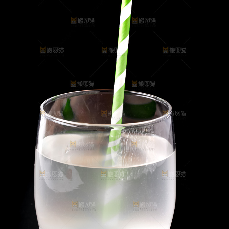 杯子里装着椰子汁