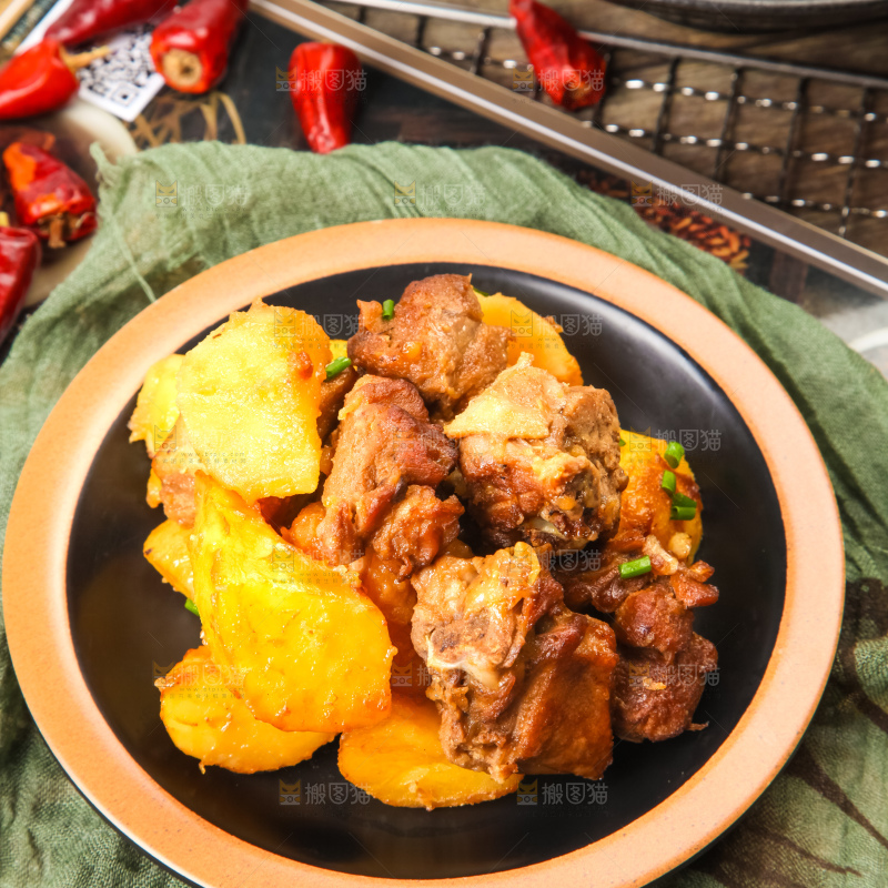 盘子里装着土豆烧肉