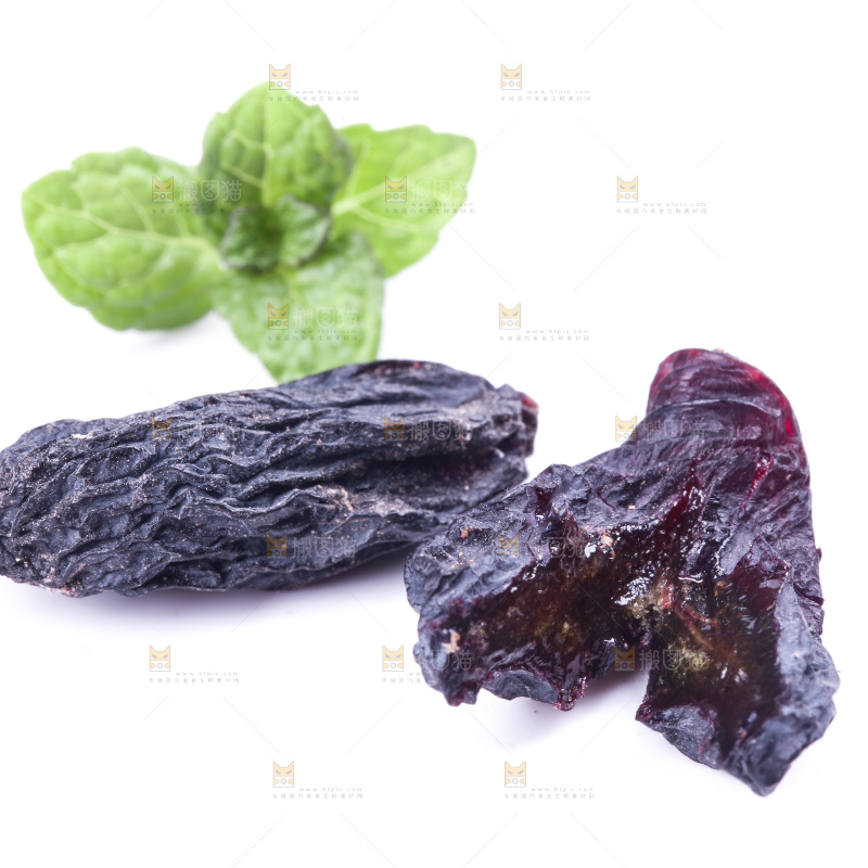 白底上的新疆葡萄干