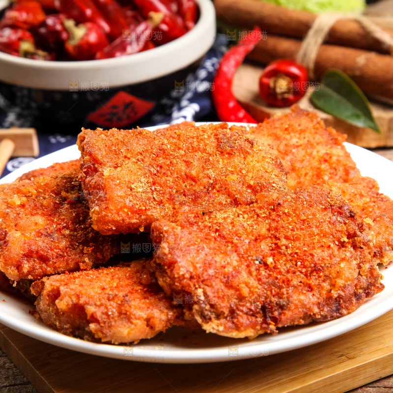 盘子里装着香酥带鱼