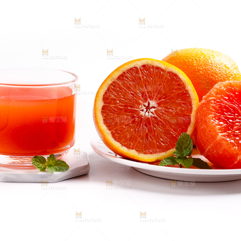 杯子里装着橙子汁