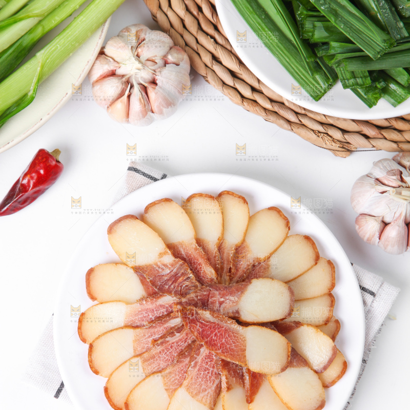 盘子里装着腊肉
