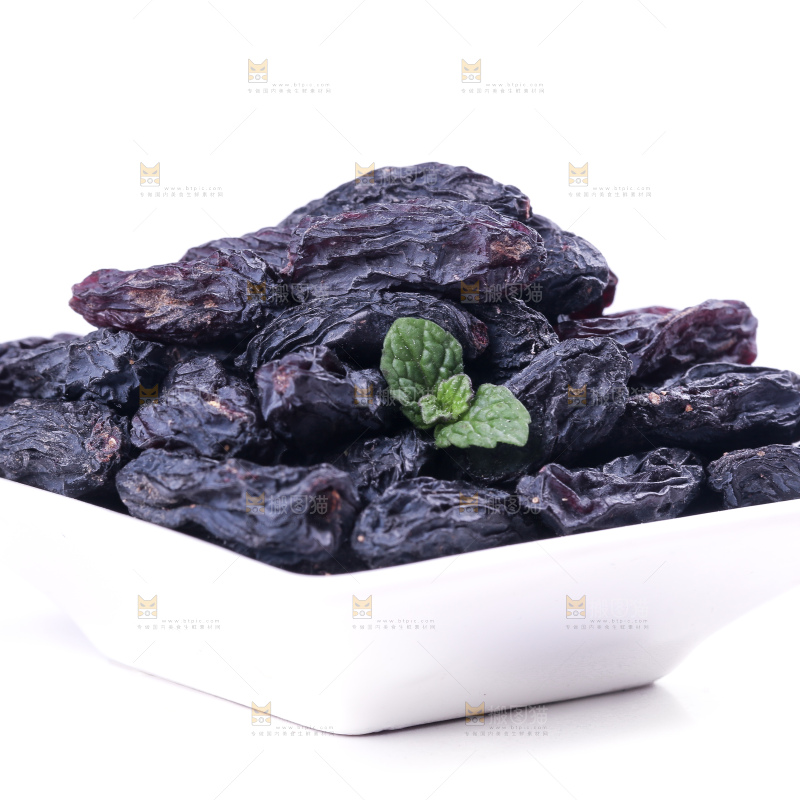 白底上的新疆葡萄干