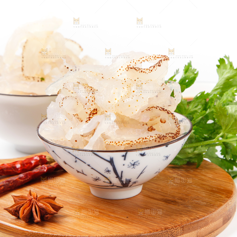 碗里装着海蜇丝