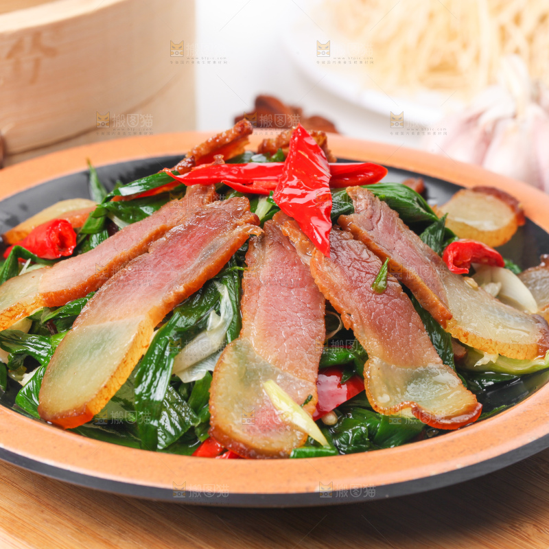 盘子里装着腊肉炒蒜苗