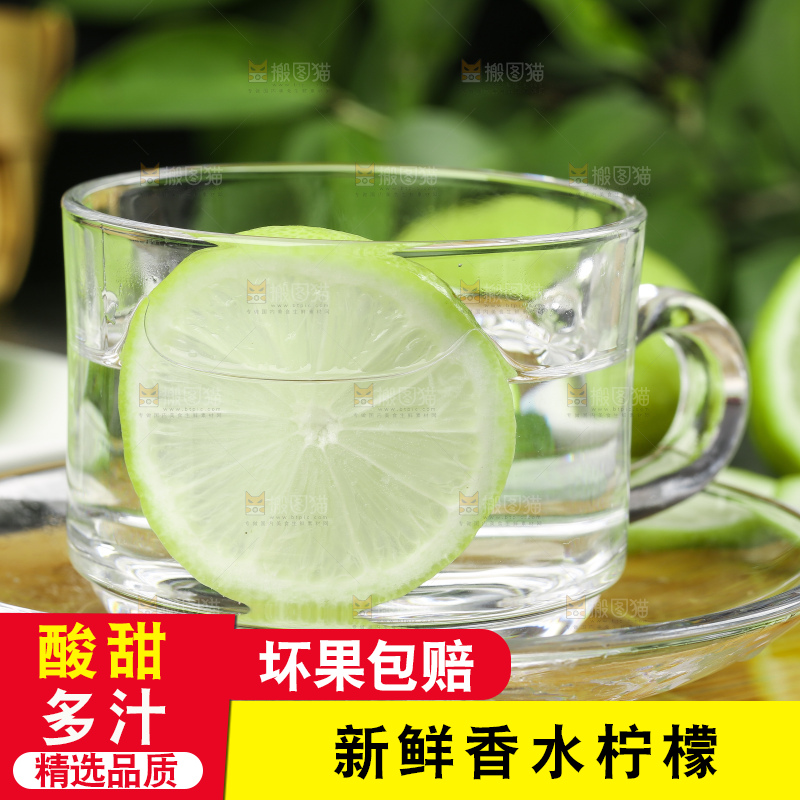 杯子里泡着柠檬片