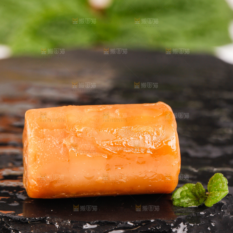 黑石板上放着椰子糖