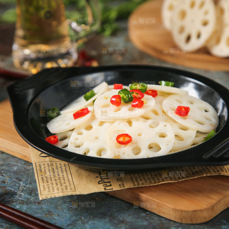 碟子里装着炒藕片