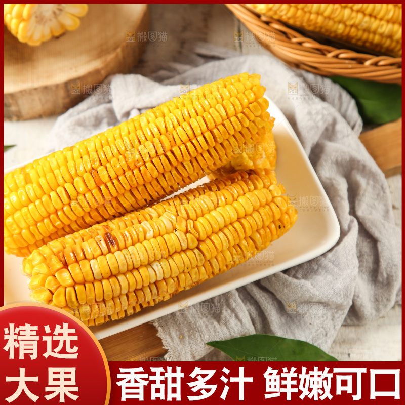 木板上放着熟玉米