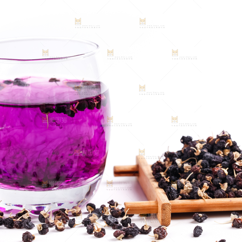 杯子里装着黑枸杞茶