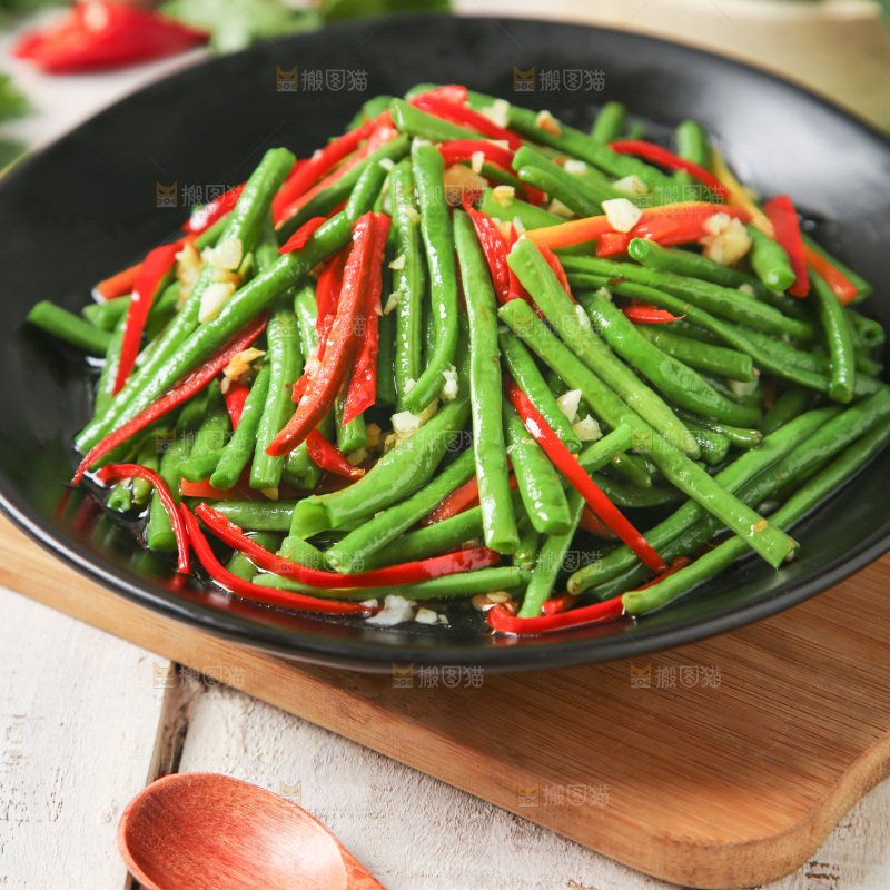 盘子里装着豇豆炒辣椒