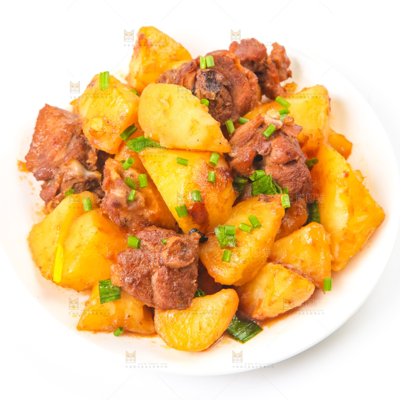 盘子里装着土豆烧肉