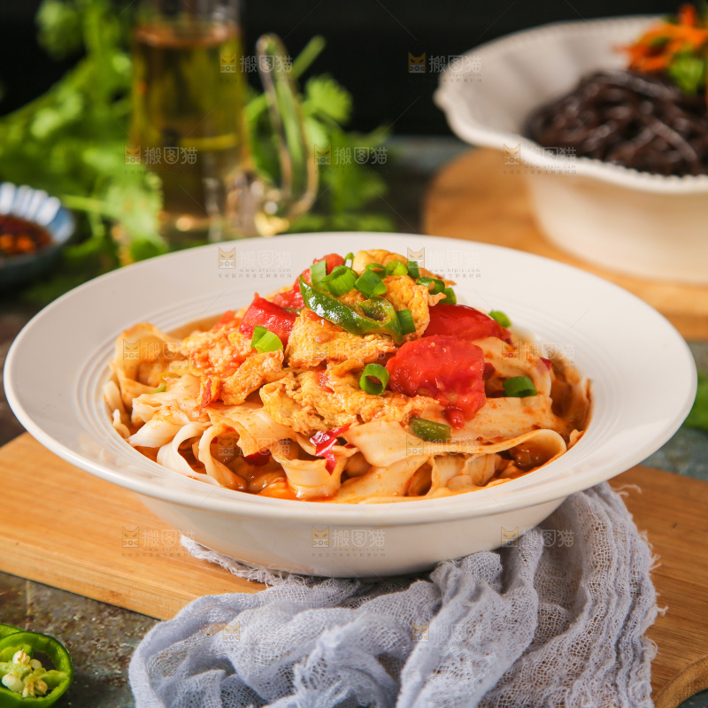 盘子里装着西红柿刀削面