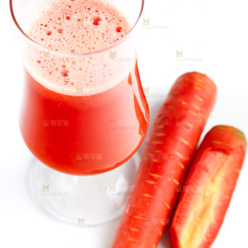 杯子里装着胡萝卜汁