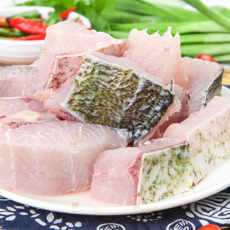 盘子里装着新鲜鱼块