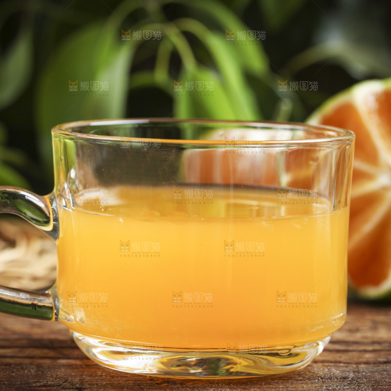 杯子里装着蜜橘汁