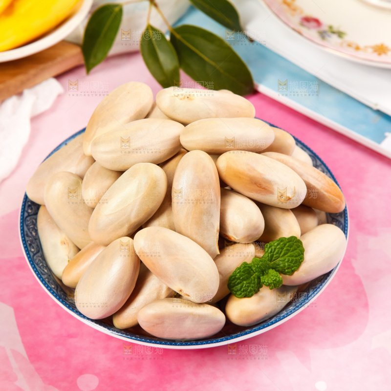 盘子里装着菠萝蜜籽