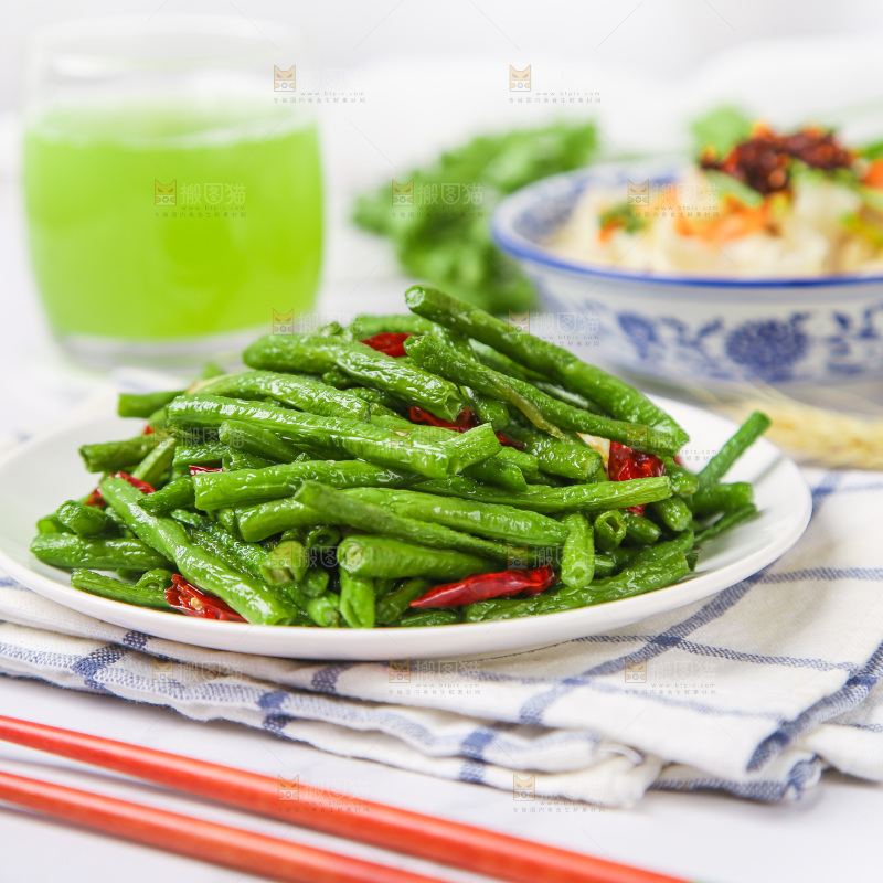 盘子里的豇豆炒辣椒