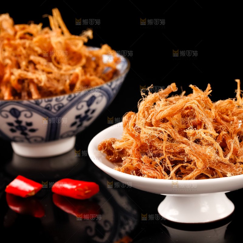 黑底上放着手撕肉干