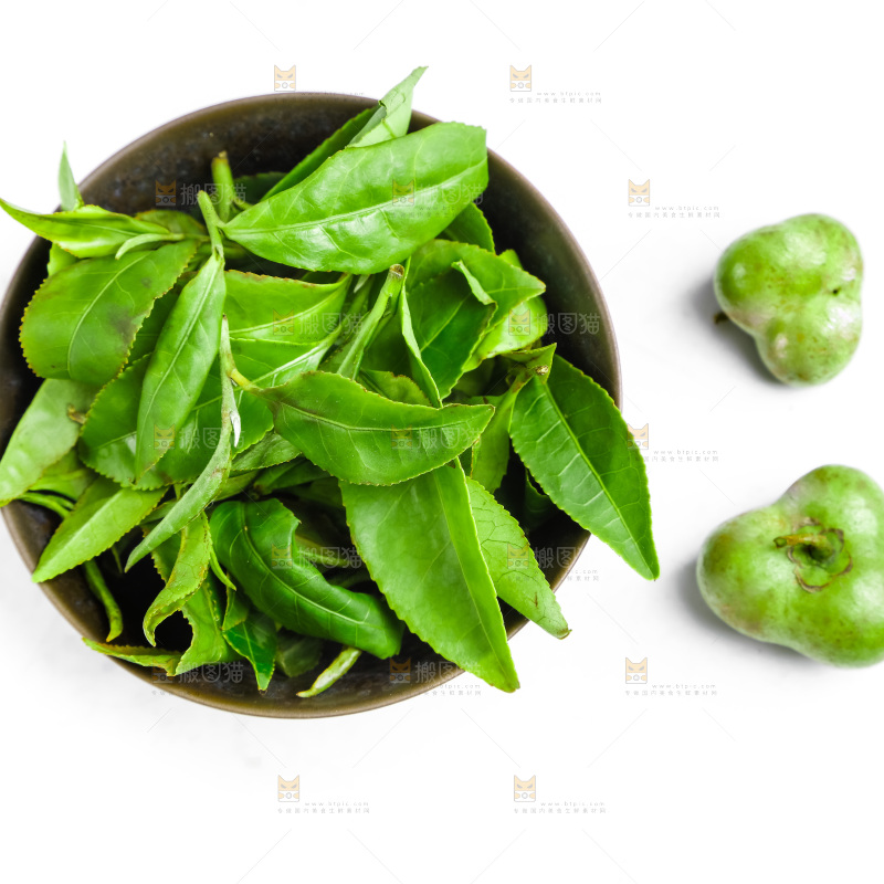 白底上放着绿茶叶