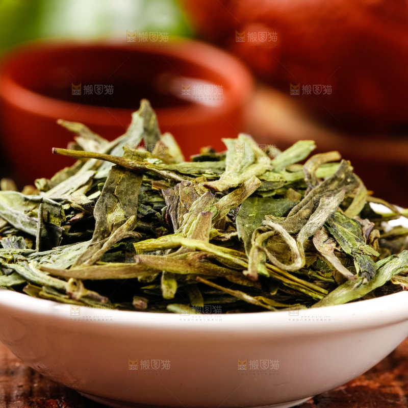 碟子里装着龙井茶