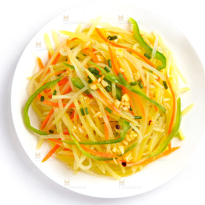 盘子里装着土豆丝炒辣椒