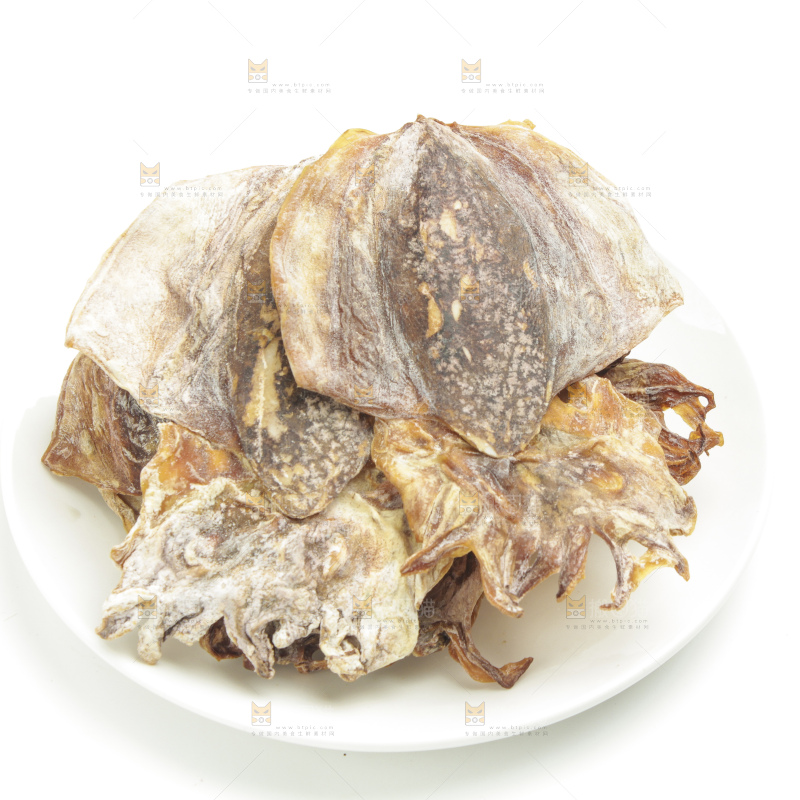 白底上放着干鱿鱼
